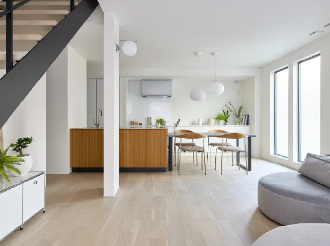 約21帖のLDKは白を基調としたシンプルな空間。スムーズな家事ラク設計もポイント。