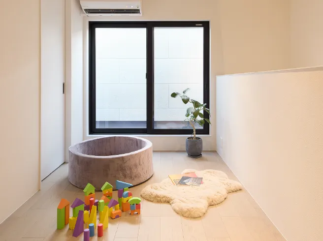 約6帖の2階セカンドリビングはお子様の遊び場所として、趣味部屋として、見せる収納にも。