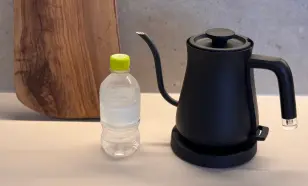 ミルク用のお湯とお水をご用意