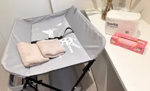 おむつ変え台（シート・汚物入れ完備）